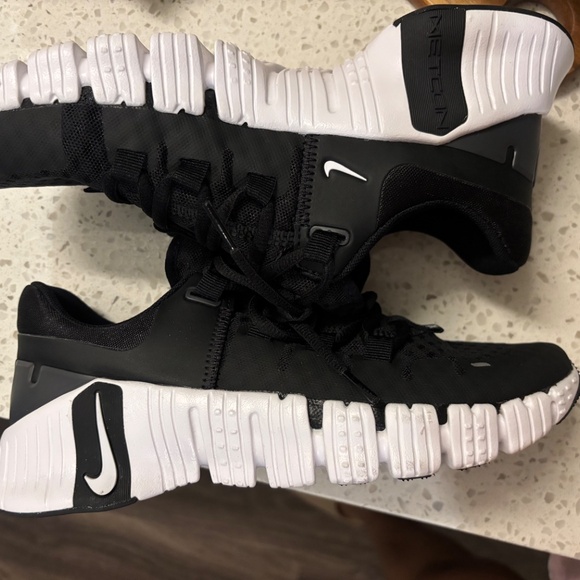 Nike Women’s Metcon (Black/White) Training Shoes – Size 7 – Gently Worn - Picture 3 of 5